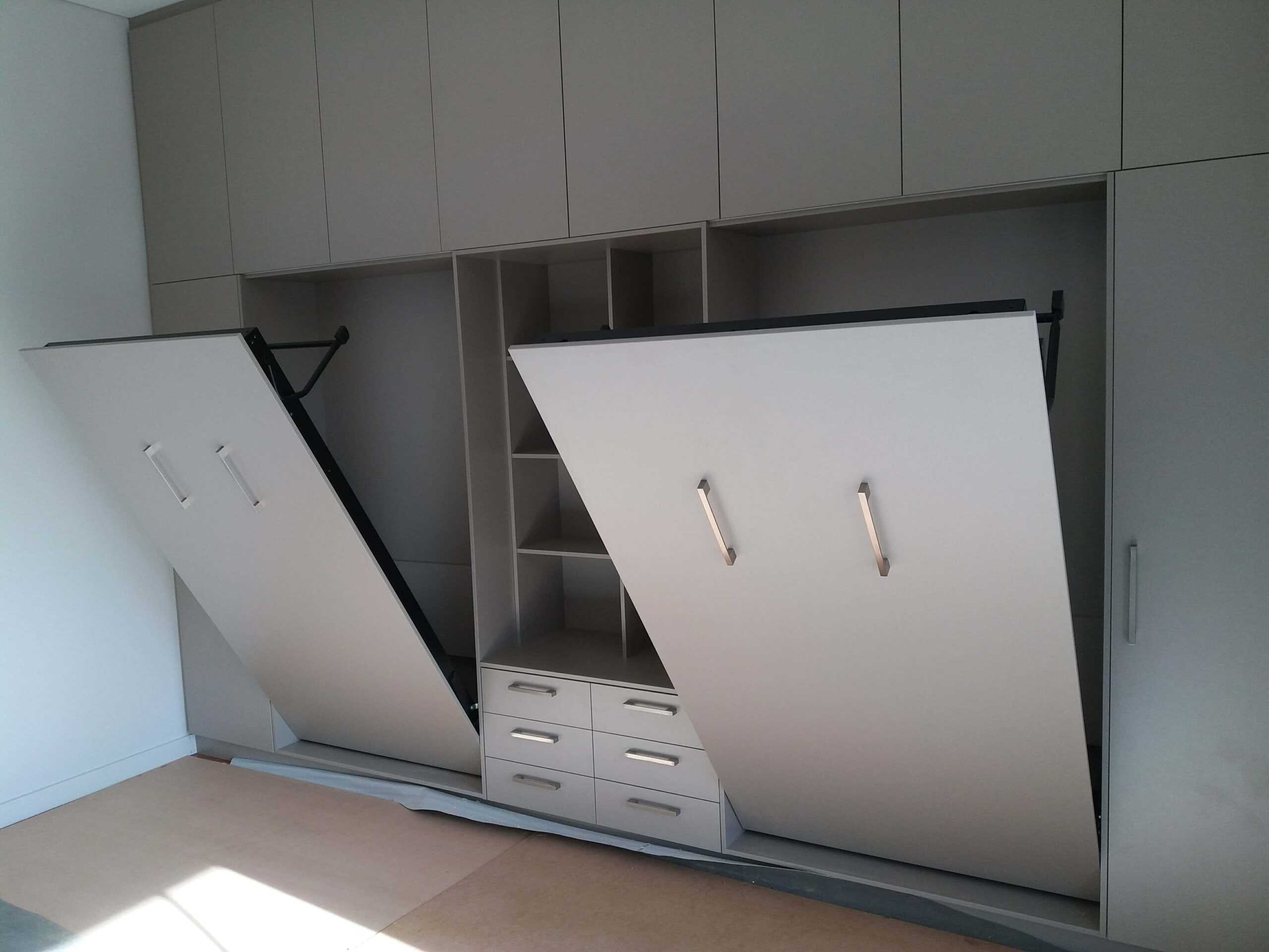 Wardrobe with lowering panels