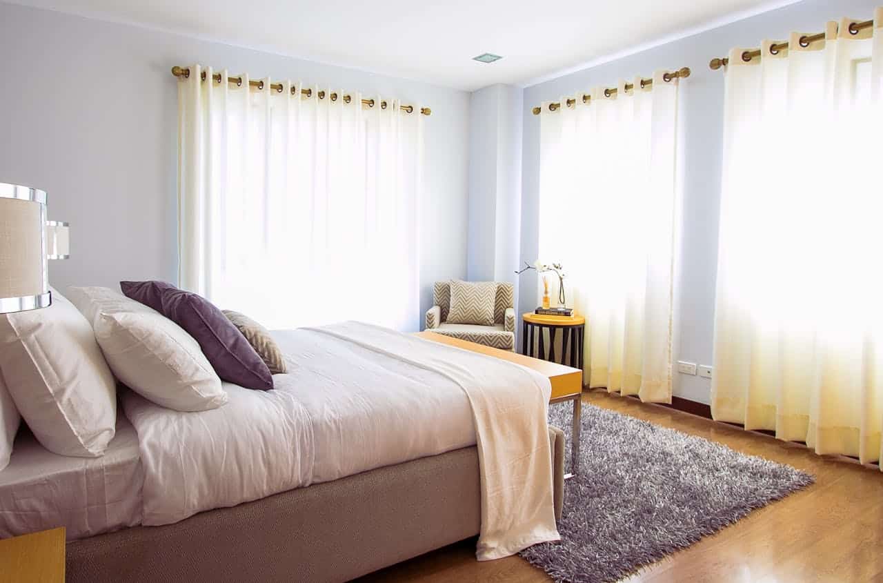 bedroom featuring a single bed during daylight